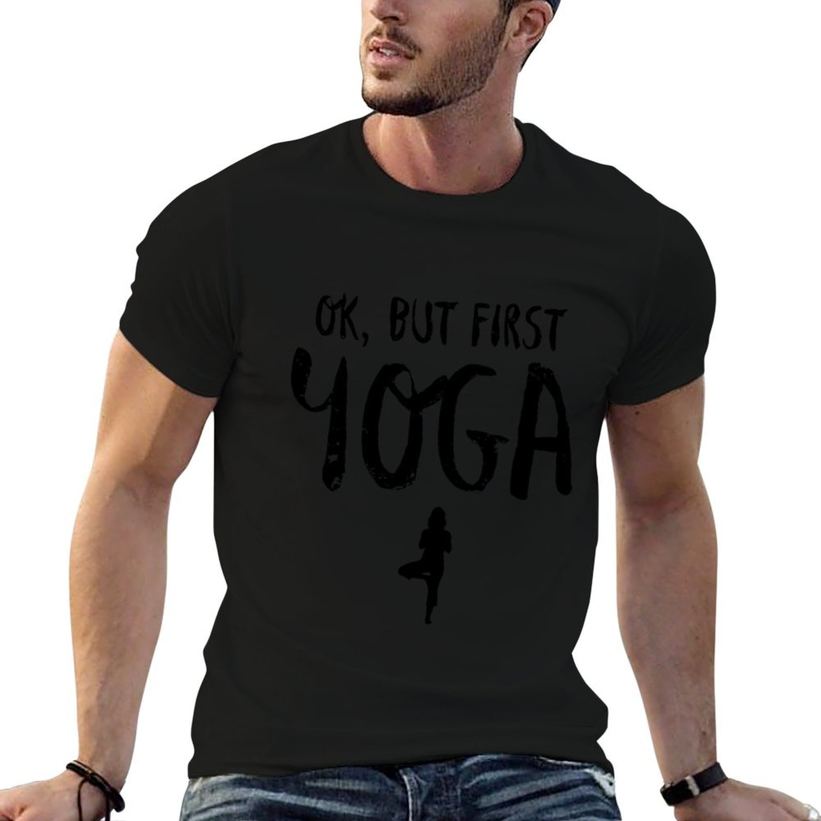 Yoga In Fitness First - オーケー、でもまずはヨガ、面白いフィットネスジム、ヨガ愛好家Tシャツ、ストリートファッション、カジュアルTシャツ